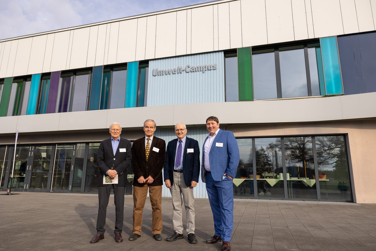 Four men in front of the Umwelt-Campus building.